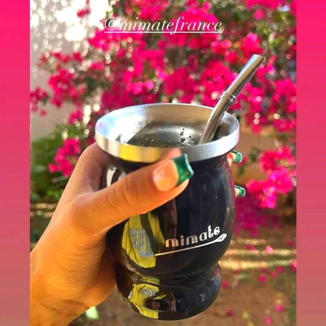 femme qui tient une calebasse de maté dans la main et une bombilla tradition