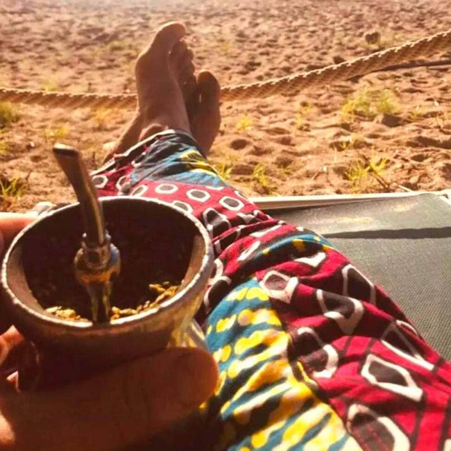 yerba maté dans une calebasse dans la main d'un homme au soleil
