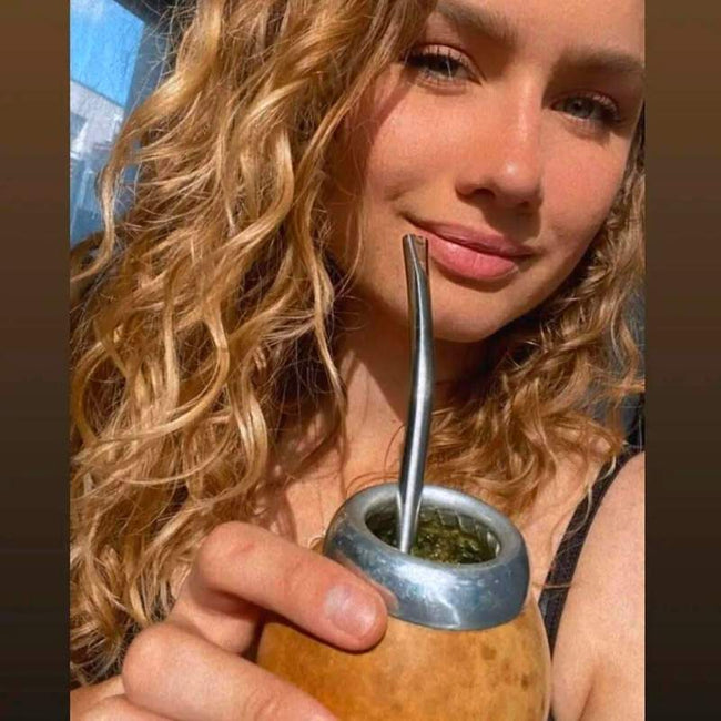 femme qui boit du maté bio mimaté