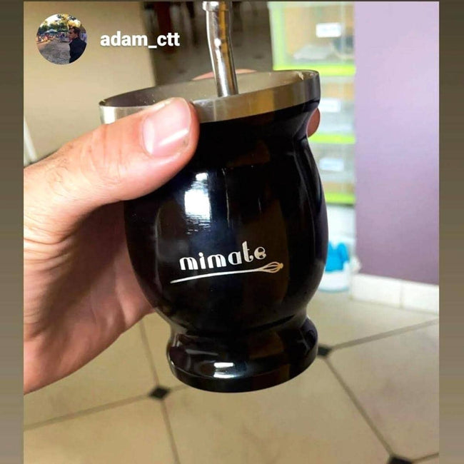 homme qui tient une calebasse avec une bombilla