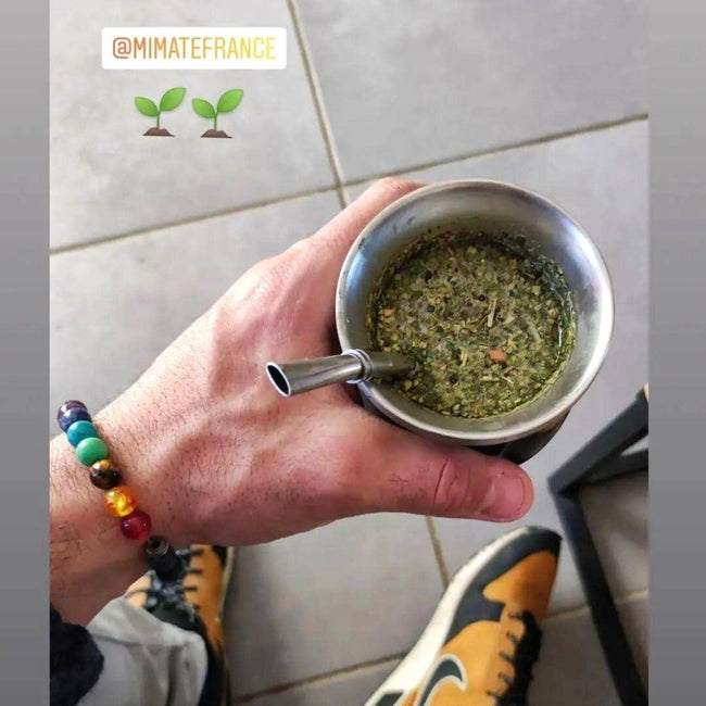 infusion de maté dans une tasse