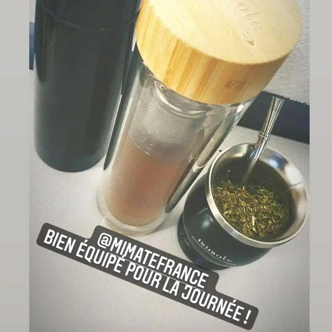 bouteille infusion maté avec une calebasse et bombilla