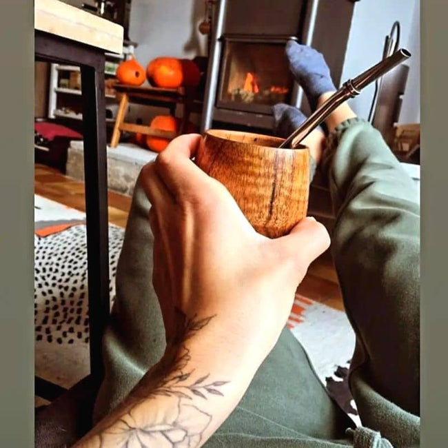 Femme qui boit du maté brûle graisse