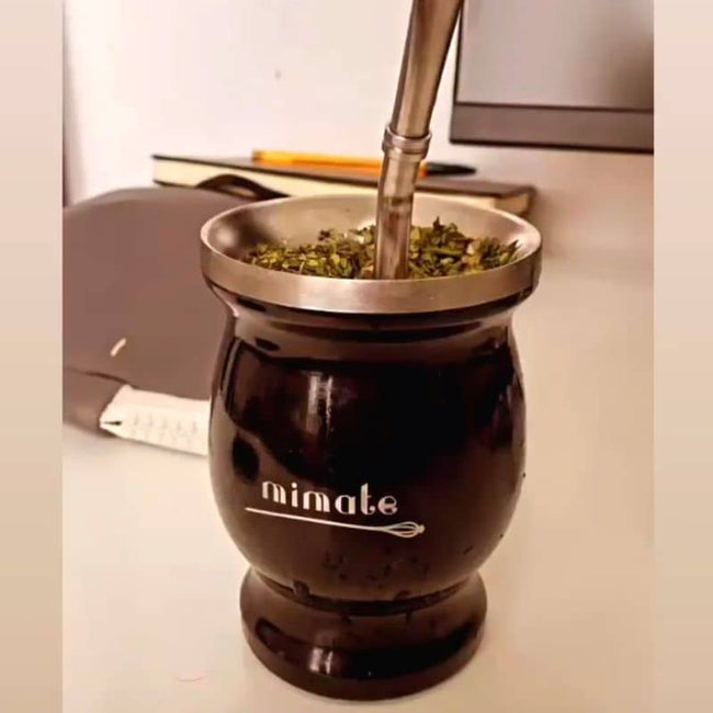 yerba maté infusé dans une calebasse