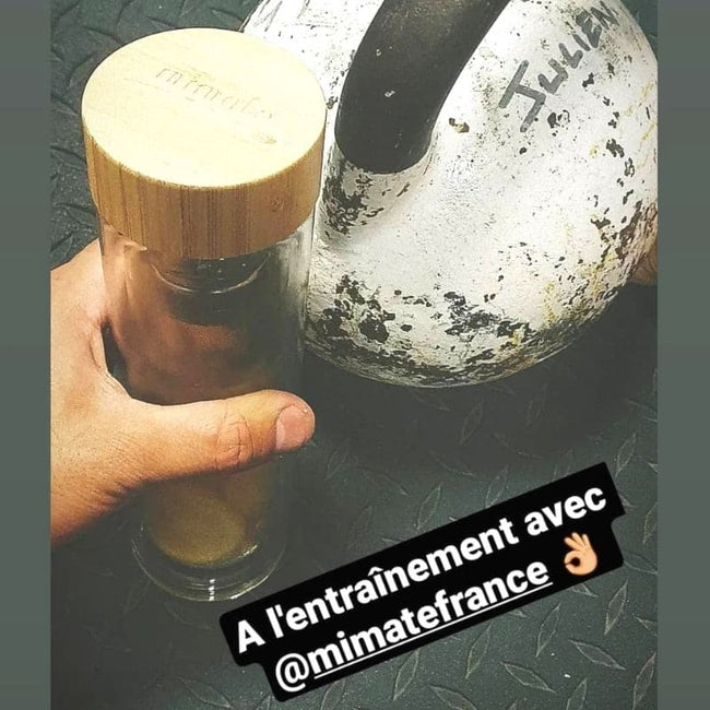 infusion de maté en bouteille dans une salle de sport