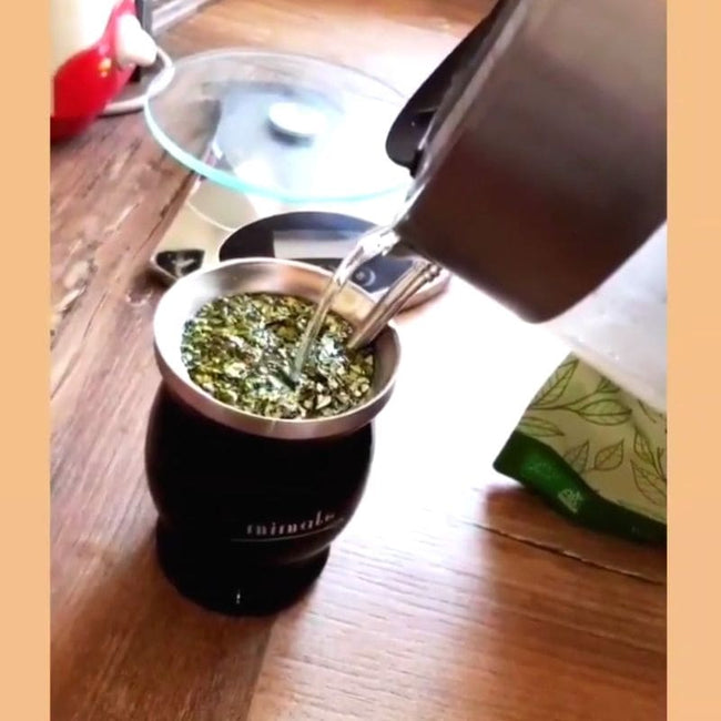 verser de l'eau chaude pour infuser le maté