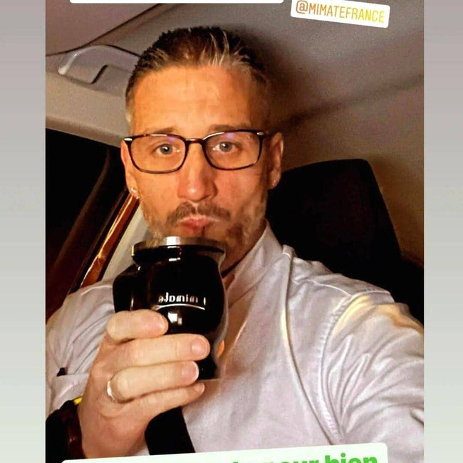 homme qui boit du maté bio