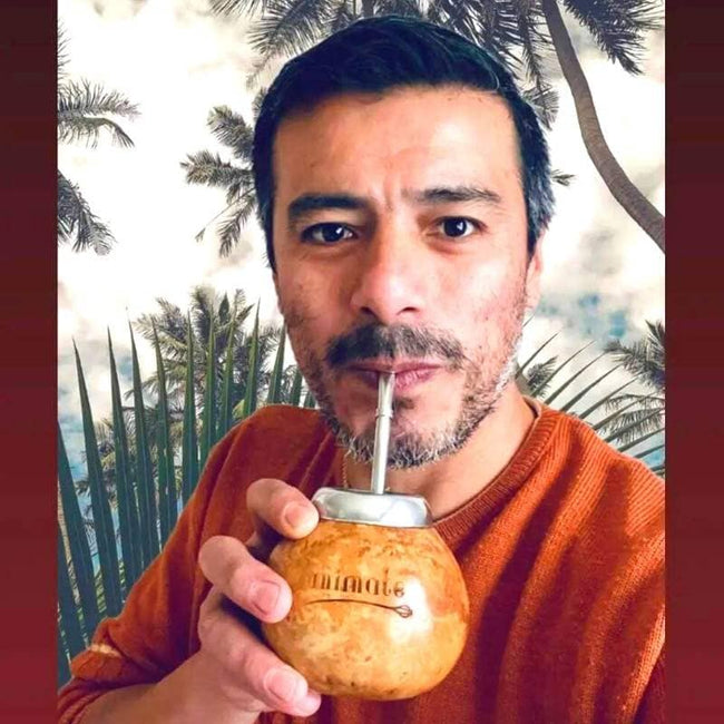selfie d'un homme qui boit le maté traditionnel mimaté